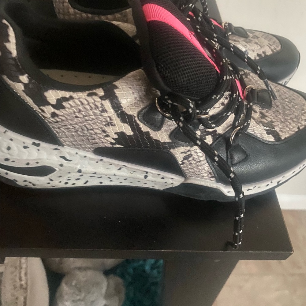 Tennis shoe 10M